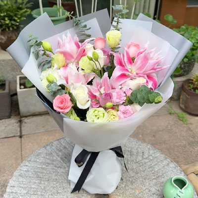 盘锦9朵玫瑰混搭百合,爱恋纯真无邪